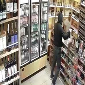 Maskeli 17 yaşındaki tetik&ccedil;inin tekel bayi baskını: Sandalyeli savunma hayat kurtardı
