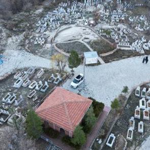 Mezarlıktan şifa &ccedil;ıkıyor! Avrupa'dan kalkıp Karaman'a geliyorlar