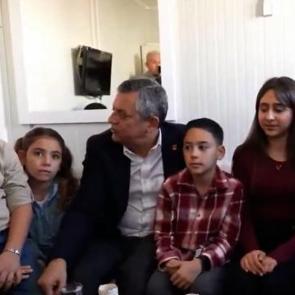 &Ouml;zg&uuml;r &Ouml;zel'den depremzede &ccedil;ocuk &uuml;zerinden &ccedil;irkin siyaset