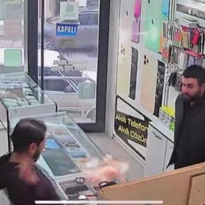 Konya'da korku dolu anlar: Telefon bataryası elinde patladı