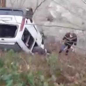 Rize'de kamyonet dereye yuvarlandı: 1 &ouml;l&uuml;, 1 yaralı