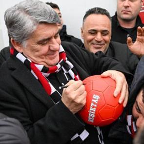 Serdal Adalı ile minik taraftar arasında g&uuml;l&uuml;mseten konuşma