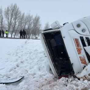 Sivas'ta &ouml;ğrenci servisi devrildi! Yaralılar var