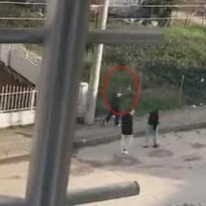 İzmit sokaklarında tehlikeli oyun! &Ccedil;ocuk havaya ateş a&ccedil;tı