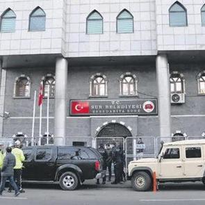 Sur Belediyesi&rsquo;nin yeni logosu tepki &ccedil;ekti