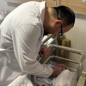 Tıp d&uuml;nyasını şaşırtan vaka! Anne karnında tespit edildi, doğduğu g&uuml;n kurtarıldı