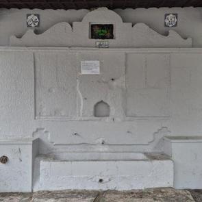 Yer: Eskişehir! Tarihi &ccedil;eşmede &ccedil;irkin olay: Muhtar &ccedil;areyi yazı asmakta buldu