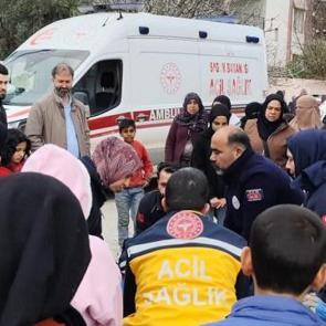 Hatay'da &ouml;ğrenci servisi ile otomobil &ccedil;arpıştı: 15 yaralı