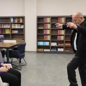 47 yıllık eşine sevgililer g&uuml;n&uuml; s&uuml;rprizi! T&uuml;rk&uuml; s&ouml;yleyip, zeybek oynadı