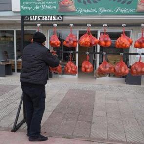 Mahalle muhtarı başlattı: Vatandaşlar &uuml;cretsiz sebze ve meyve alıyor 