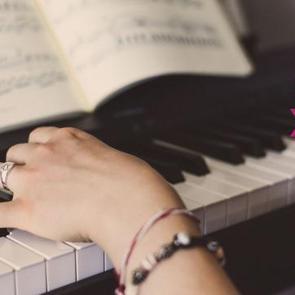 Psikolog Elif Zahide G&ouml;k a&ccedil;ıkladı: M&uuml;ziğin psikolojik etkileri nedir, telkin g&uuml;c&uuml; var mı?