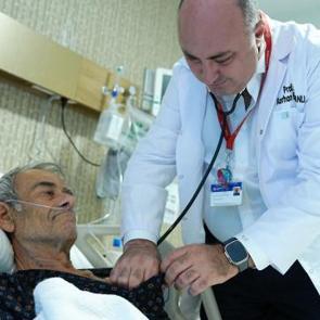 Herkes bunu konuşuyor: Yapay kalp takıldı, ilk s&ouml;z&uuml; duygulandırdı!