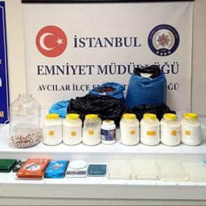 Avcılar'da 25 kilo uyuşturucu ve 2 bin hap ele ge&ccedil;irildi: 2 kişi tutuklandı