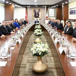 Bakan G&uuml;rlek g&ouml;reve başladı: İlk a&ccedil;ıklamasını yaptı