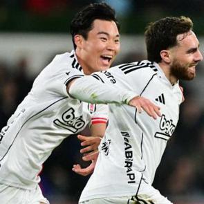 Beşiktaş'ın Koreli golc&uuml;s&uuml; takım arkadaşına &ouml;vg&uuml;ler yağdırdı: Konuşmaya gerek kalmıyor