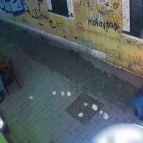 Beyoğlu'nda esnafı şaşırtan olay: Parasını aldı teşekk&uuml;r etmedi