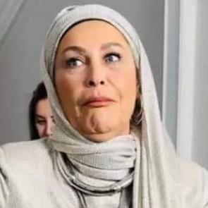 H&uuml;lya Avşar'dan baş&ouml;rt&uuml;s&uuml;ne aksesuar muamelesi