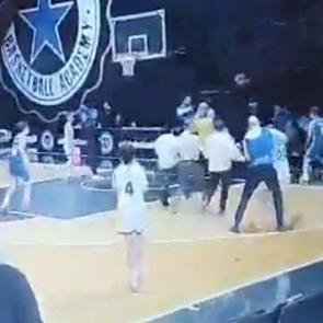 Bulgar veli T&uuml;rk basketbolcuya saldırmak i&ccedil;in parkeye atladı