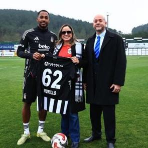 B&uuml;y&uuml;kel&ccedil;iden Beşiktaş'a ziyaret! Panamalı oyuncunun forması hediye edildi