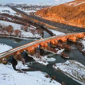 &Ccedil;obandede K&ouml;pr&uuml;s&uuml;&rsquo;nde kartpostallık manzara: 728 yıllık tarihi k&ouml;pr&uuml; beyaza b&uuml;r&uuml;nd&uuml;