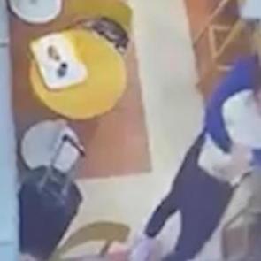 İstanbul Havalimanı'nda garsonun hayat kurtaran Heimlich m&uuml;dahalesi kamerada