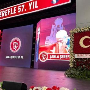 Erdoğan'dan Bah&ccedil;eli'ye T&uuml;rk bayrağı motifli tebrik &ccedil;i&ccedil;eği