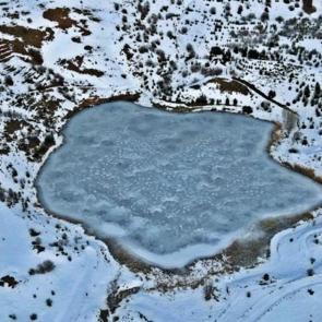 Kartpostallık manzara: 1660 rakımdaki Ardos G&ouml;l&uuml; buz tuttu