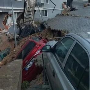 İzmir&rsquo;de toprak kayması; 2 bina ve 7 ara&ccedil; zarar g&ouml;rd&uuml;