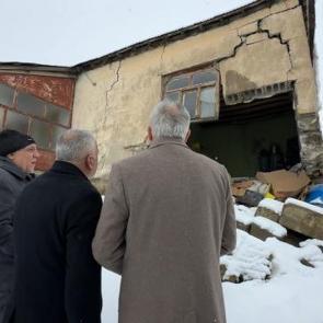 Hakkari'de kış ortasında toprak evi &ccedil;&ouml;ken yaşlı kadına devlet eli