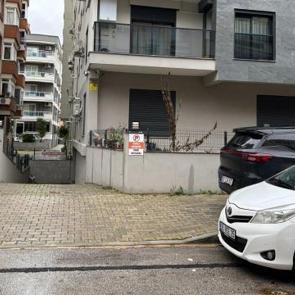 İzmir'de kanlı infaz! Polis kılığına girip, Pehl&uuml;l'&uuml; evinin &ouml;n&uuml;nde katletti