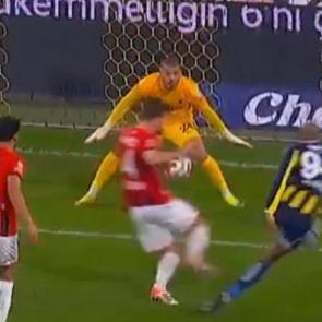 Kadık&ouml;y'de VAR devrede! Penaltı kararı verildi