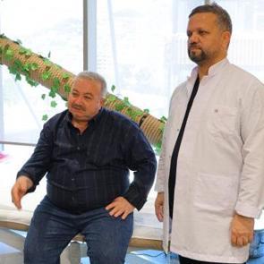 Kahramanmaraş'ta tekerlekli sandalye ile geldiği hastaneden y&uuml;r&uuml;yerek &ccedil;ıktı