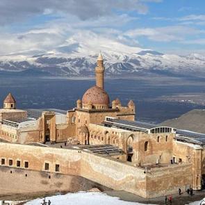 Karla kaplanan İshak Paşa Sarayı kışın da ziyaret&ccedil;ilerini b&uuml;y&uuml;l&uuml;yor