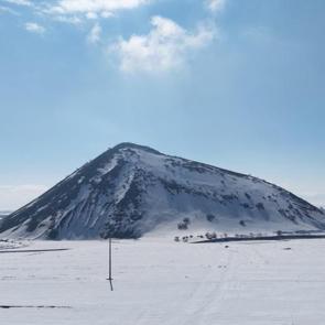 Kartpostallık manzara: Muş Piramidi beyaza b&uuml;r&uuml;nd&uuml;