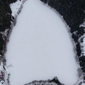Kış turizminin g&ouml;zdesi Şavşat Karag&ouml;l buzla kaplandı