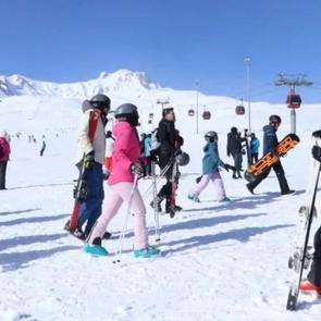 Kış turizminin kalbi Erciyes ve Ilgaz&rsquo;da atıyor: Pistler kayakseverlerle doldu taştı