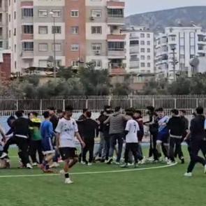 Liseliler futbol turnuvasında birbirlerine girdi: Tekme ve yumruklar havada u&ccedil;uştu