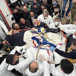 Hastalığı y&uuml;z&uuml;nden 300 kiloya ulaştı! Duvarlar kırıldı, 30 kişi taşıdı