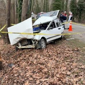 Otomobil ağaca &ccedil;arptı: 1 &ouml;l&uuml;, 2 yaralı