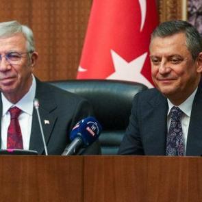 &Ouml;zg&uuml;r &Ouml;zel'e Mansur Yavaş şoku! 5 başkan daha istifa edecek