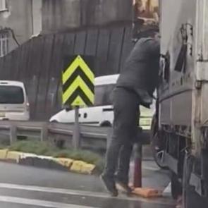 K&uuml;&ccedil;&uuml;k&ccedil;ekmece'de dehşet: Camları yumruklayıp k&uuml;f&uuml;rler savurdu