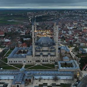 Selimiye Camii&rsquo;nde Ramazan coşkusu: Minareler mahya ile aydınlandı