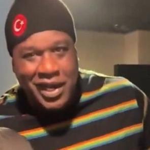 Shaquille O'Neal bir etkinlikte T&uuml;rk bayraklı şapkasıyla g&ouml;r&uuml;ld&uuml;