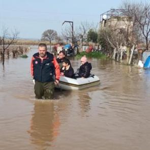 Su baskınında mahsur kalan 4'&uuml; &ccedil;ocuk 5 kişi kurtarıldı