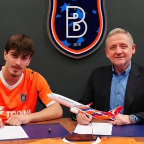 S&uuml;per Lig ekibi gelecek sezonun ilk transferini yaptı! Resmen a&ccedil;ıklandı