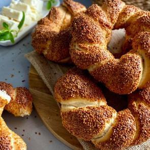 Bir kez deneyen hep yapıyor! Mayası tam tutan, susamı bol: S&uuml;tl&uuml; simit tarifi