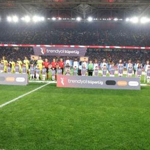 Trabzonspor-Fenerbah&ccedil;e ma&ccedil;ı sonrası isyan! Trib&uuml;nlerde "İstifa" sesleri