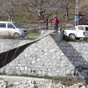 &Uuml;zerinde bulundukları asma k&ouml;pr&uuml;, kuvvetli r&uuml;zgar nedeniyle ters d&ouml;nd&uuml;: 2 yaralı