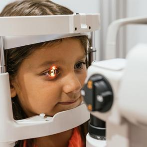 Uzmanından kritik uyarı: Uzun s&uuml;re ekrana bakmak miyop hastalığını artırıyor