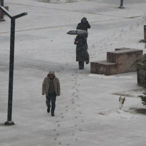 Van'da kar etkisini s&uuml;rd&uuml;r&uuml;yor: 141 yerleşim yerine ulaşıma kapandı 